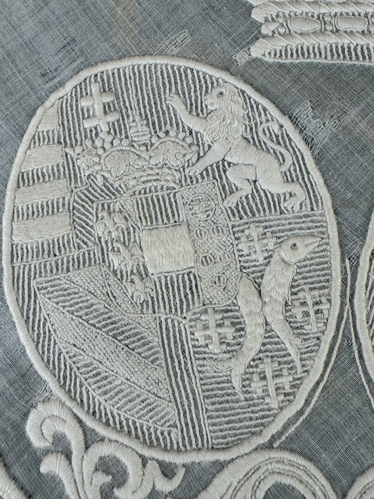 KÖNIGLICHES Spitzentaschentuch mit einem Doppelwappen unter einer Krone: Österreich-Toskana und Bourbon-Sizilien, ca. 1861