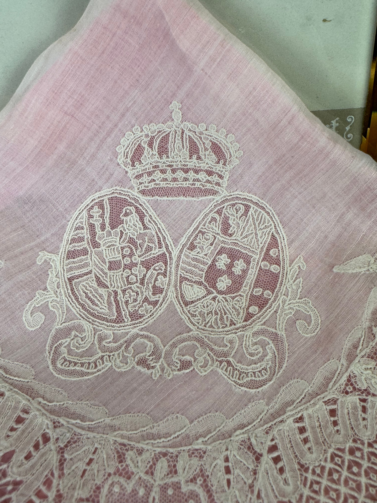 KÖNIGLICHES Spitzentaschentuch mit einem Doppelwappen unter einer Krone: Österreich-Toskana und Bourbon-Sizilien, ca. 1861