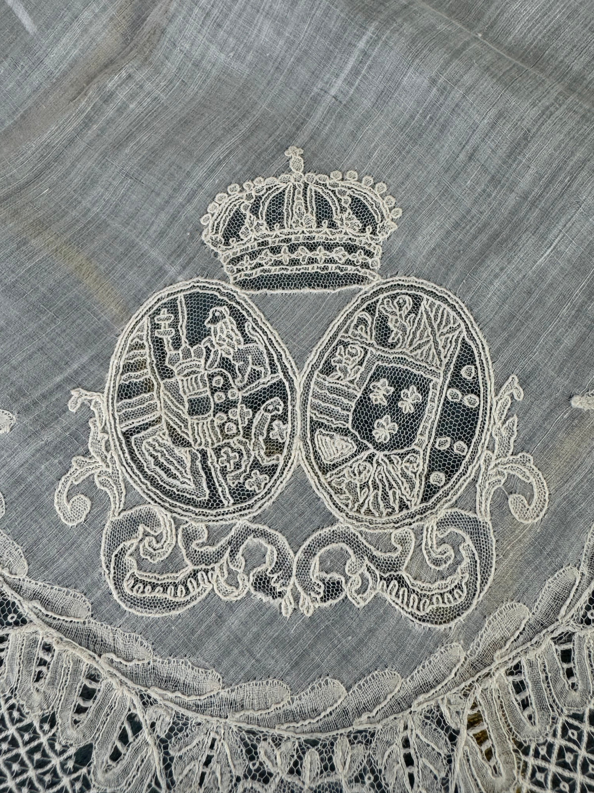 KÖNIGLICHES Spitzentaschentuch mit einem Doppelwappen unter einer Krone: Österreich-Toskana und Bourbon-Sizilien, ca. 1861