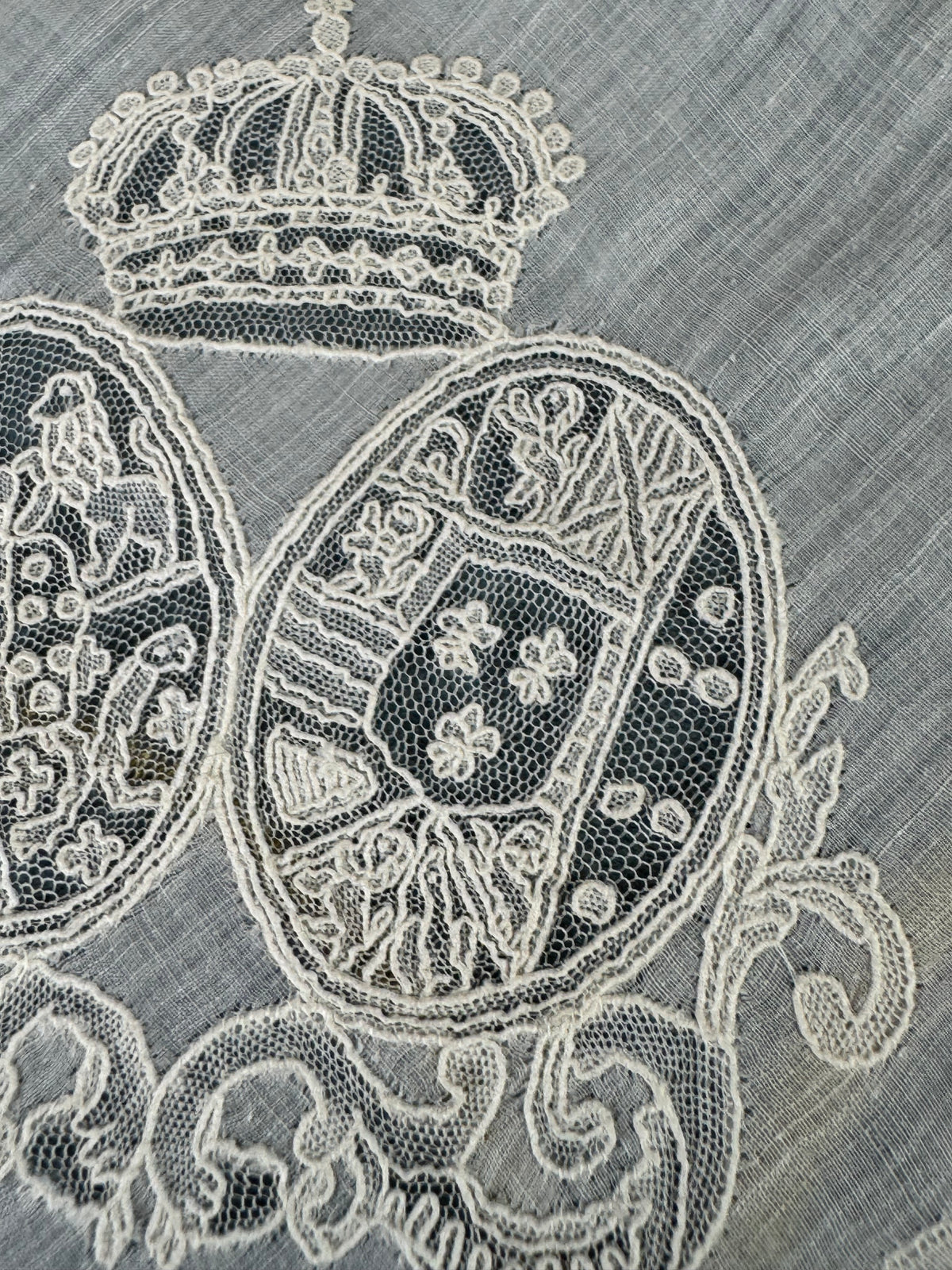 KÖNIGLICHES Spitzentaschentuch mit einem Doppelwappen unter einer Krone: Österreich-Toskana und Bourbon-Sizilien, ca. 1861