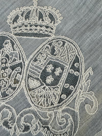 KÖNIGLICHES Spitzentaschentuch mit einem Doppelwappen unter einer Krone: Österreich-Toskana und Bourbon-Sizilien, ca. 1861