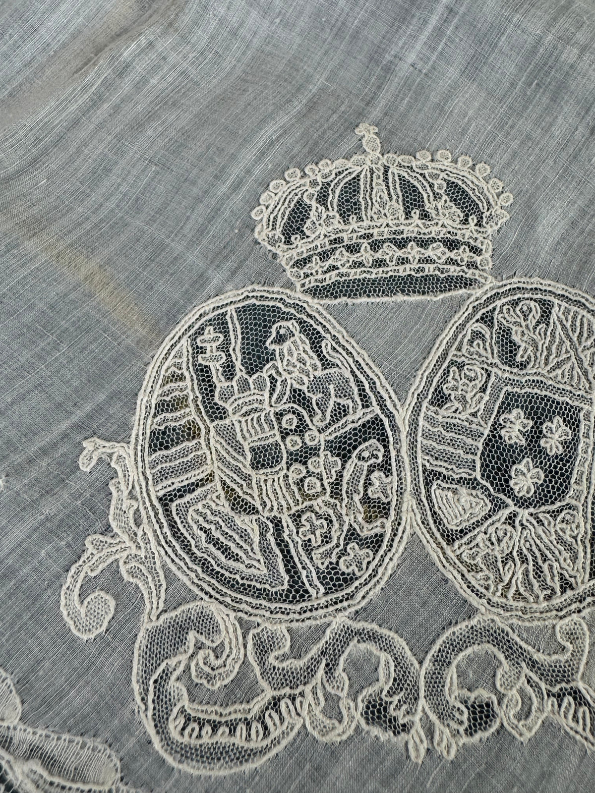 KÖNIGLICHES Spitzentaschentuch mit einem Doppelwappen unter einer Krone: Österreich-Toskana und Bourbon-Sizilien, ca. 1861