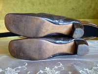 Schwarze Glacé-Kinderhausschuhe, rosa Seide, ca. 1855–1865