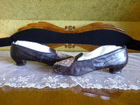 Schwarze Glacé-Kinderhausschuhe, rosa Seide, ca. 1855–1865