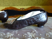 Schwarze Glacé-Kinderhausschuhe, rosa Seide, ca. 1855–1865
