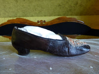 Schwarze Glacé-Kinderhausschuhe, rosa Seide, ca. 1855–1865