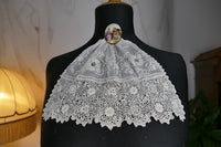 Antikes irisches Spitzenjabot – Edwardianisches besticktes Musselin-Accessoire, ca. 1910