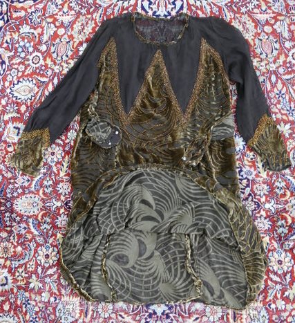 Antikes Samt-Tageskleid, ca. 1923 – Perlenstickerei & Details aus transparentem Crêpe