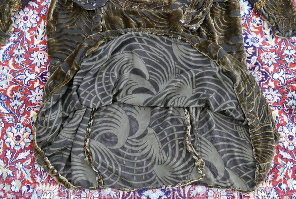 Antikes Samt-Tageskleid, ca. 1923 – Perlenstickerei & Details aus transparentem Crêpe