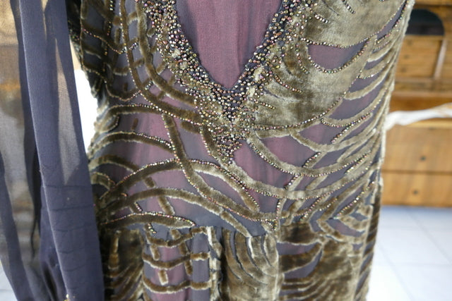 Antikes Samt-Tageskleid, ca. 1923 – Perlenstickerei & Details aus transparentem Crêpe