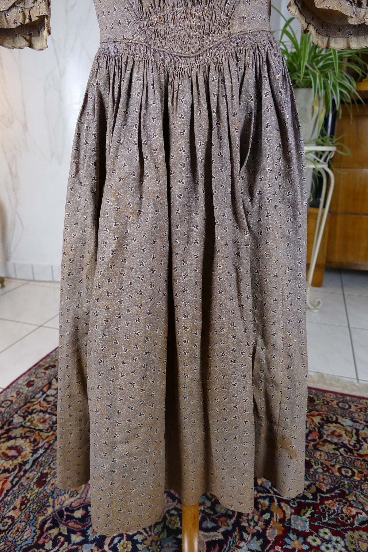 Antikes Biedermeier Kinderkleid ca. 1845 – Mädchenmode der frühen Viktorianischen Epoche