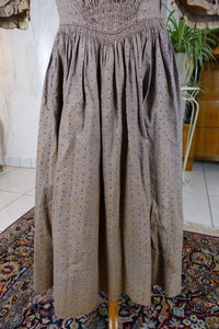 Antikes Biedermeier Kinderkleid ca. 1845 – Mädchenmode der frühen Viktorianischen Epoche