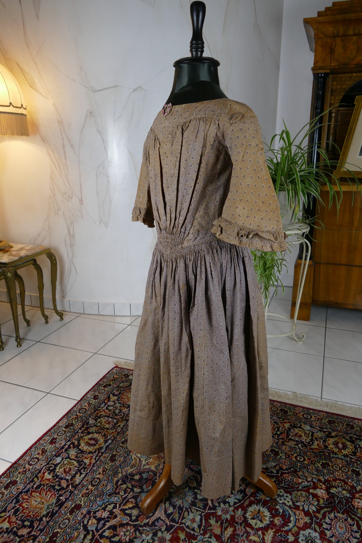 1845 Biedermeier girl’s dress in printed cotton with puffed sleeves and gathered skirt, antique children’s gown