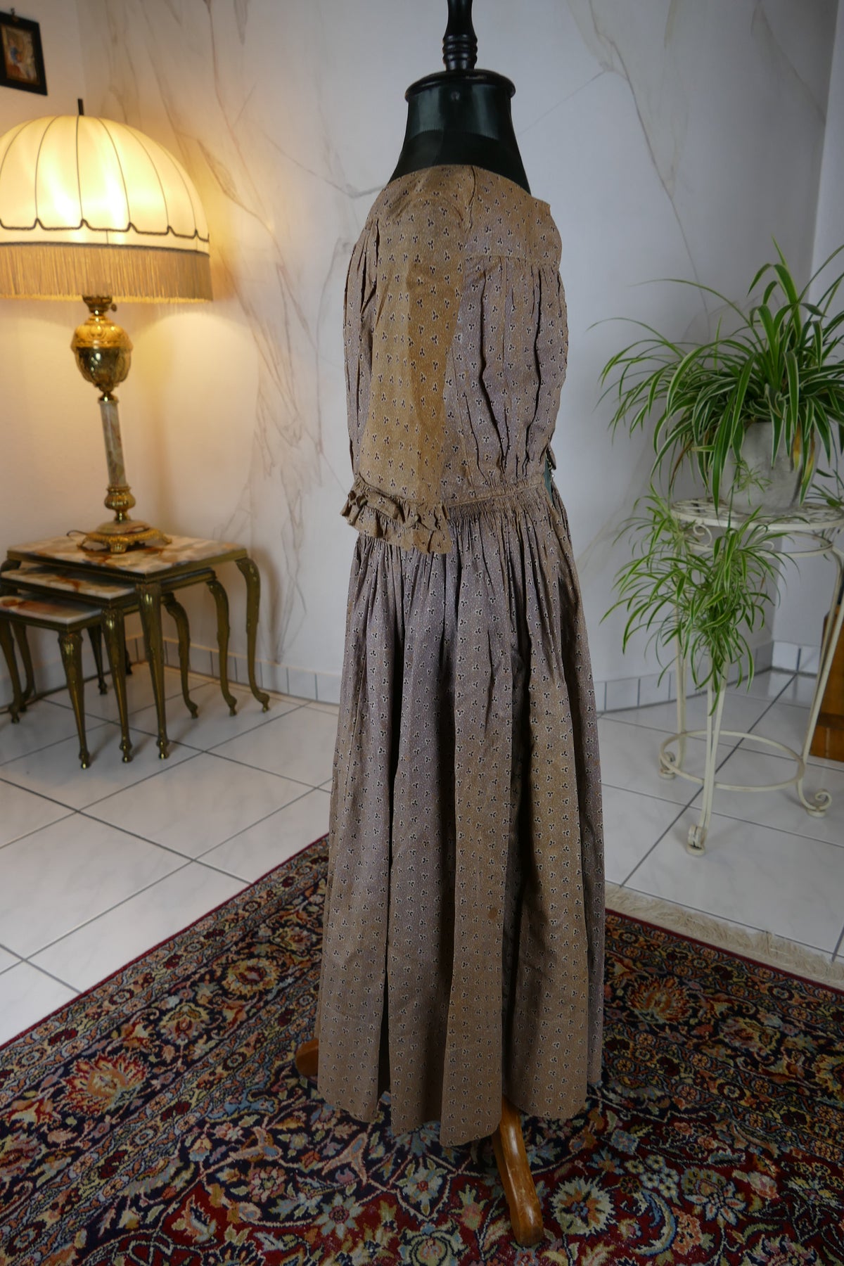Antikes Biedermeier Kinderkleid ca. 1845 – Mädchenmode der frühen Viktorianischen Epoche
