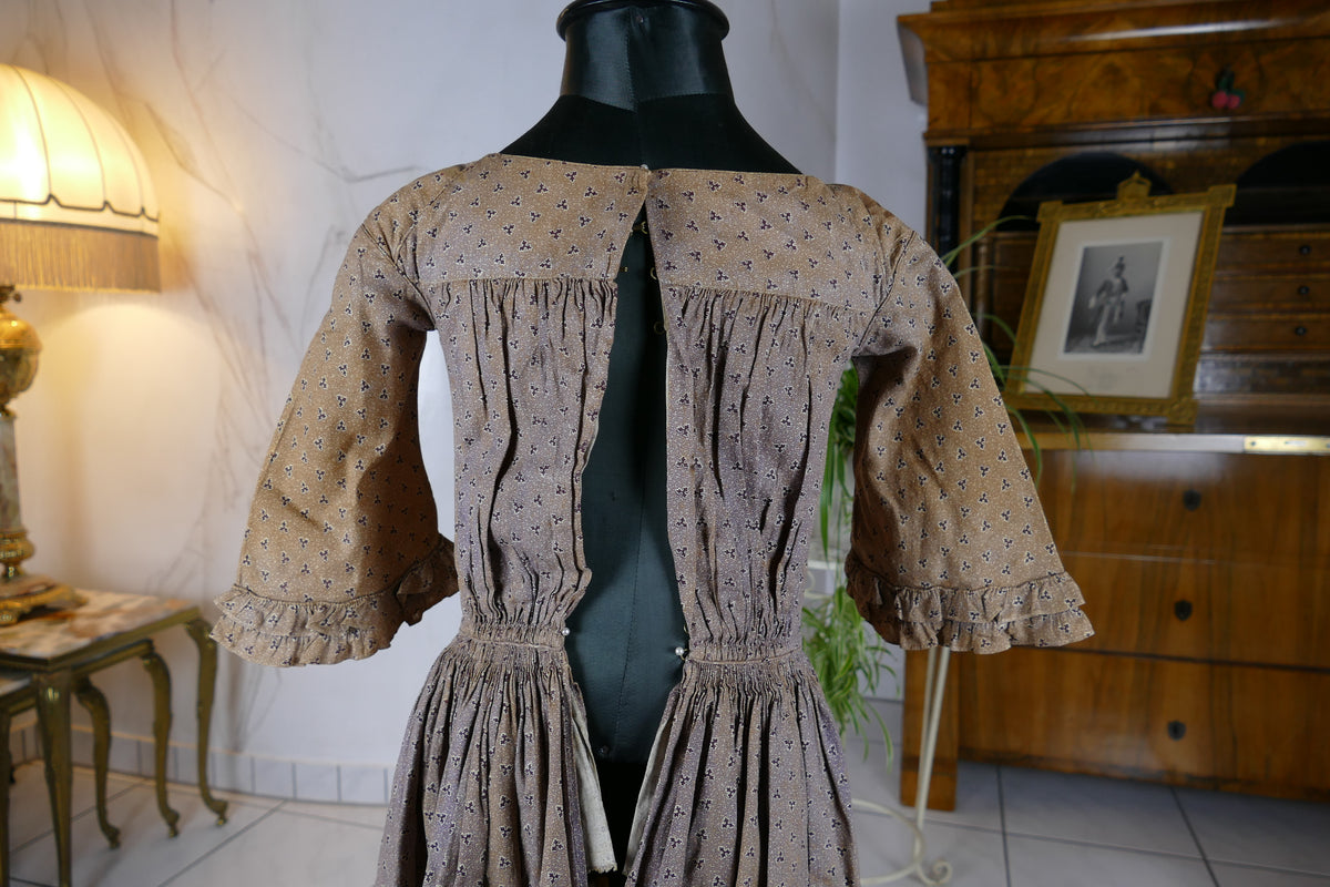 Antikes Biedermeier Kinderkleid ca. 1845 – Mädchenmode der frühen Viktorianischen Epoche
