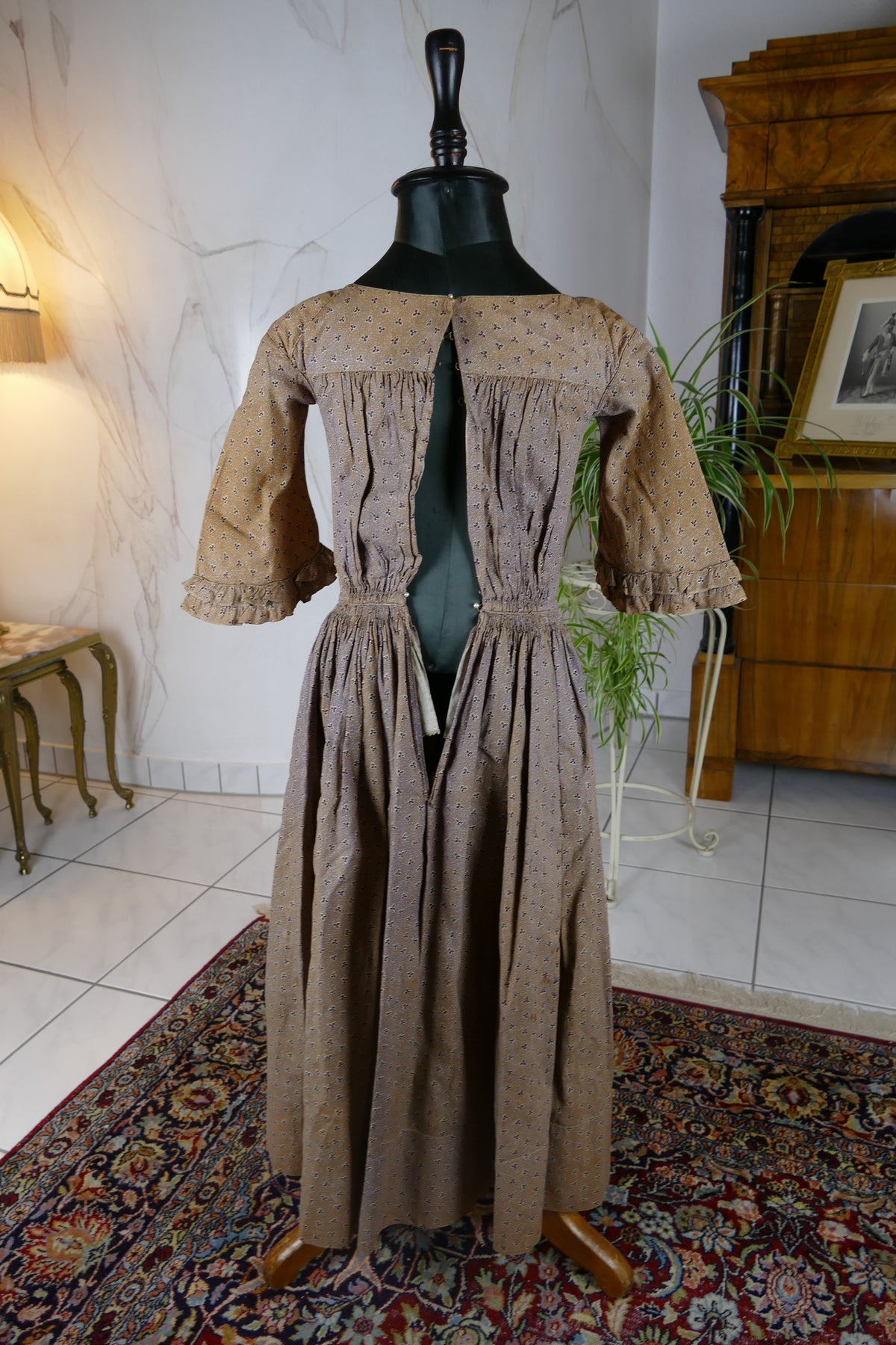 Antikes Biedermeier Kinderkleid ca. 1845 – Mädchenmode der frühen Viktorianischen Epoche