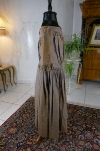 Antikes Biedermeier Kinderkleid ca. 1845 – Mädchenmode der frühen Viktorianischen Epoche