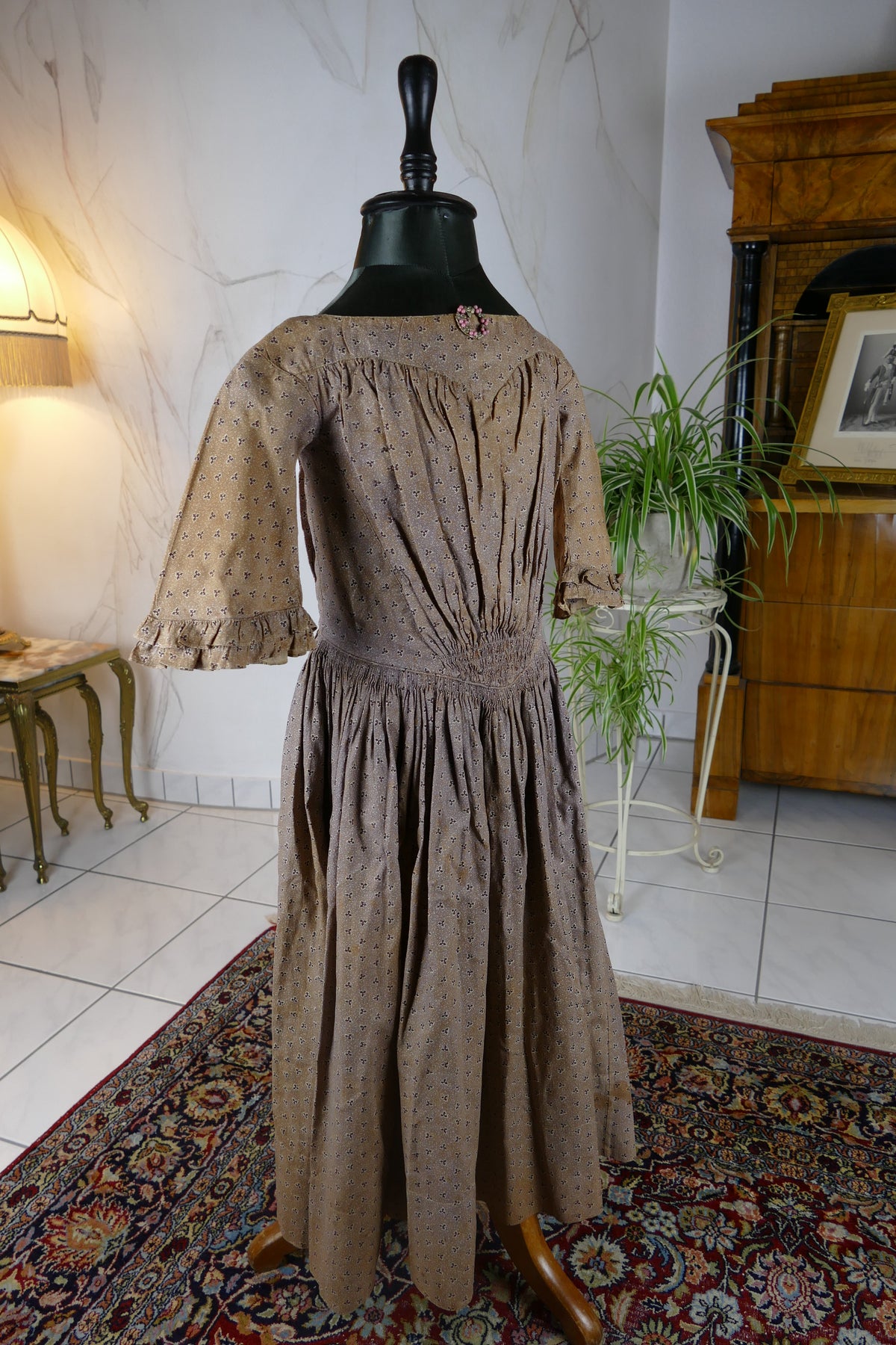 1845 Biedermeier girl’s dress in printed cotton with puffed sleeves and gathered skirt, antique children’s gown