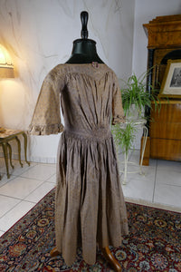1845 Biedermeier girl’s dress in printed cotton with puffed sleeves and gathered skirt, antique children’s gown