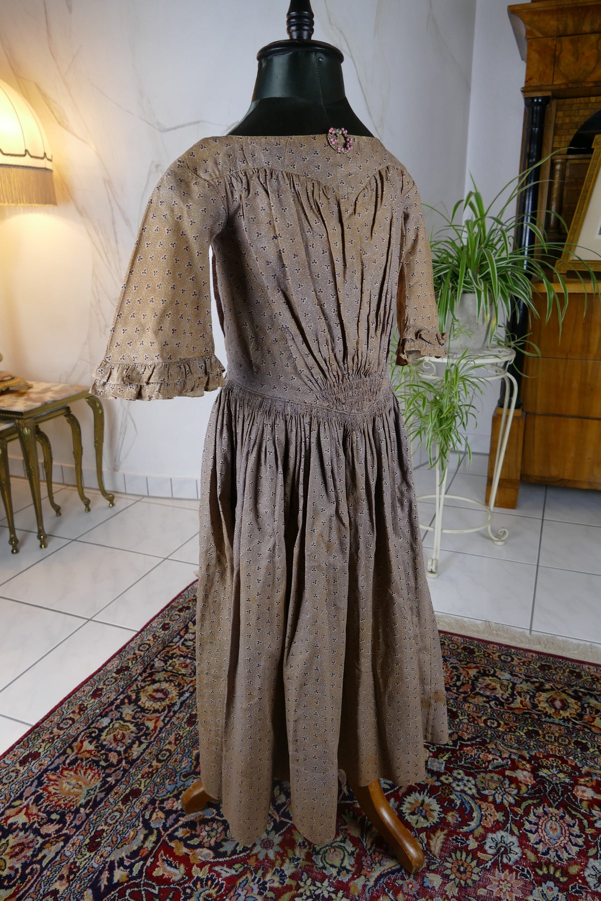 1845 Biedermeier girl’s dress in printed cotton with puffed sleeves and gathered skirt, antique children’s gown