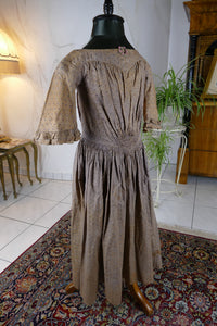 1845 Biedermeier girl’s dress in printed cotton with puffed sleeves and gathered skirt, antique children’s gown