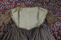 Antikes Biedermeier Kinderkleid ca. 1845 – Mädchenmode der frühen Viktorianischen Epoche