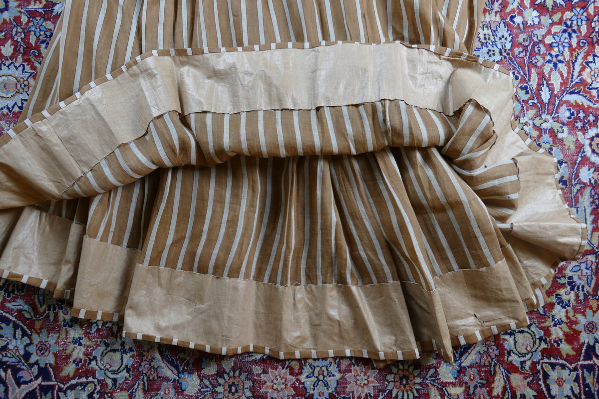 Antikes Biedermeier Kinderkleid ca. 1845 – Mädchenmode der frühen Viktorianischen Epoche