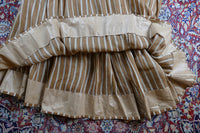 Antikes Biedermeier Kinderkleid ca. 1845 – Mädchenmode der frühen Viktorianischen Epoche