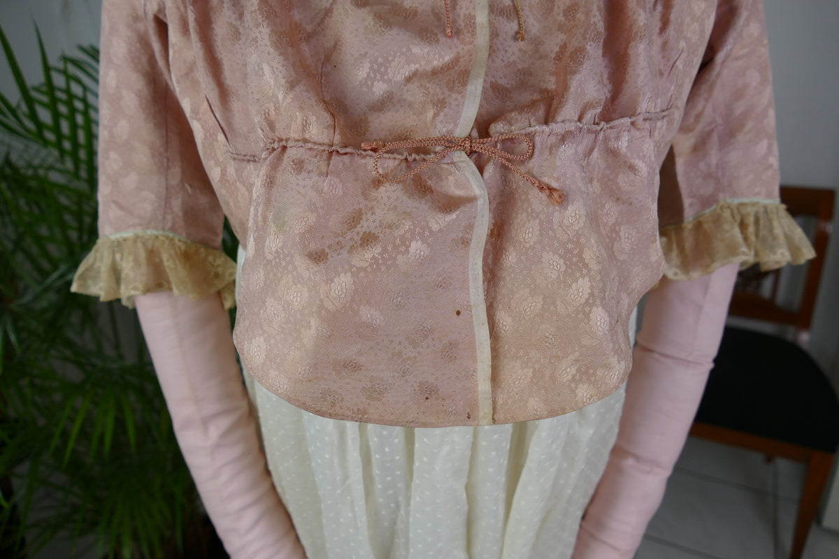 1795 French Directoire silk Spencer in cream tones with long sleeves and decorative front seams, antique garment