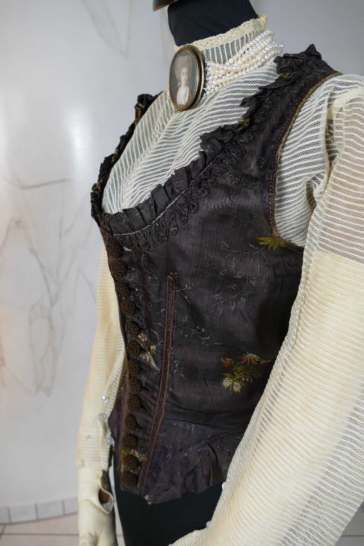 1795–1800 cream linen stays with quilted panels, front lacing and Regency transitional silhouette, antique corset
