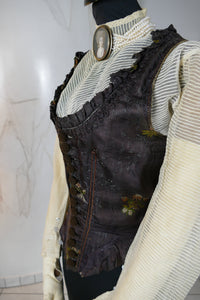 1795–1800 cream linen stays with quilted panels, front lacing and Regency transitional silhouette, antique corset