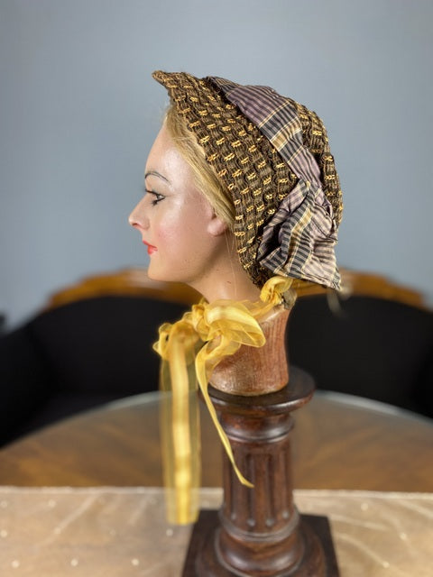 Haube mit gelbem Band, ca. 1860