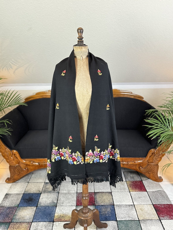 Wollschal mit gestickten Blumenmotiven, ca. 1900