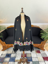 Wollschal mit gestickten Blumenmotiven, ca. 1900
