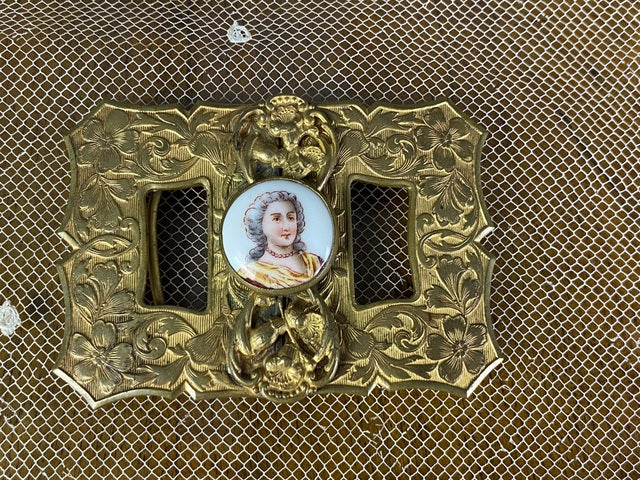 Gürtelschnalle mit barocker Dame, ca. 1890