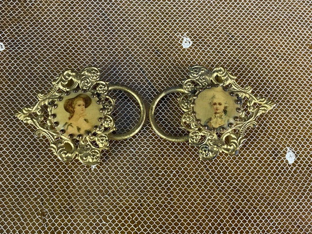 Gürtelschnalle mit zwei Damenporträts, um 1900