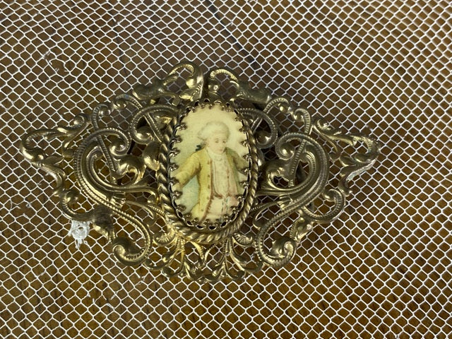 Gürtelschnalle mit Rokoko-Männern, um 1900