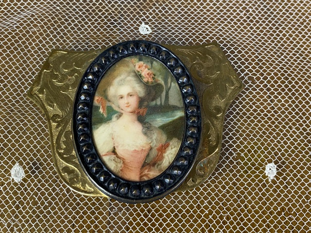 Gürtelschnalle mit Rokoko-Dame, ca. 1890