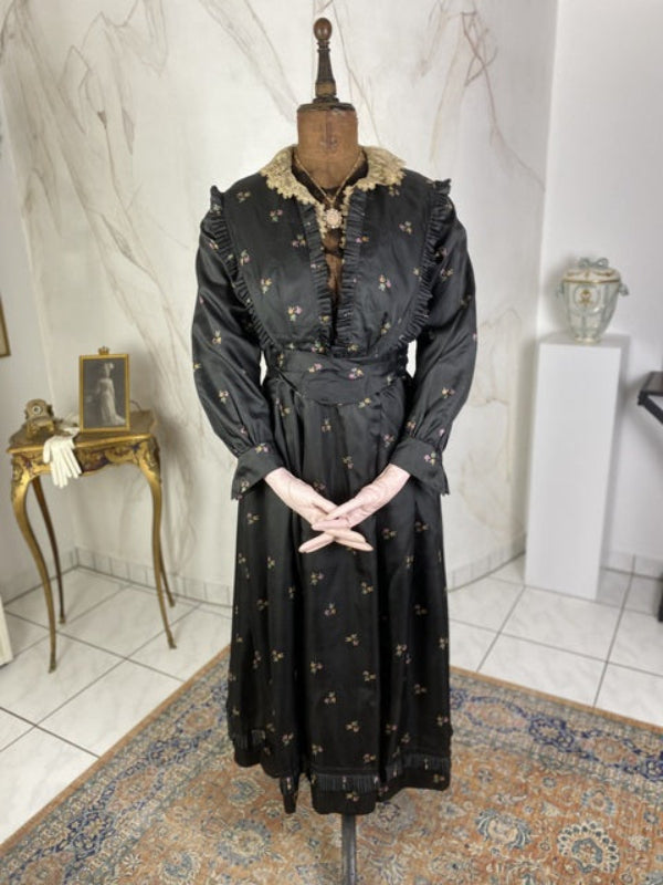 Antikes graues Seidenkleid mit Blumenmuster, ca. 1916