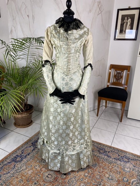 Antikes zweiteiliges Dinnerkleid aus Seidenbrokat, ca. 1898