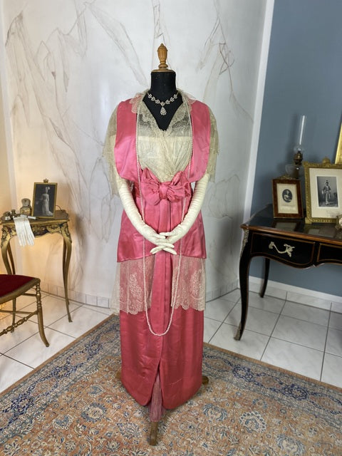 1912 pink wild silk dress with lace collar, chiffon sleeves and decorative buttons, antique Edwardian gown