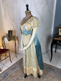 Abendkleid aus Chantilly und himmelblauem Satin, ca. 1914
