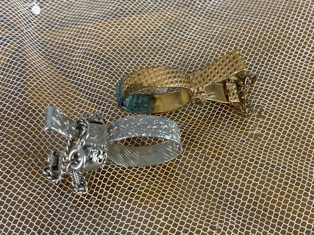 Zwei Rockclips, ca. 1890