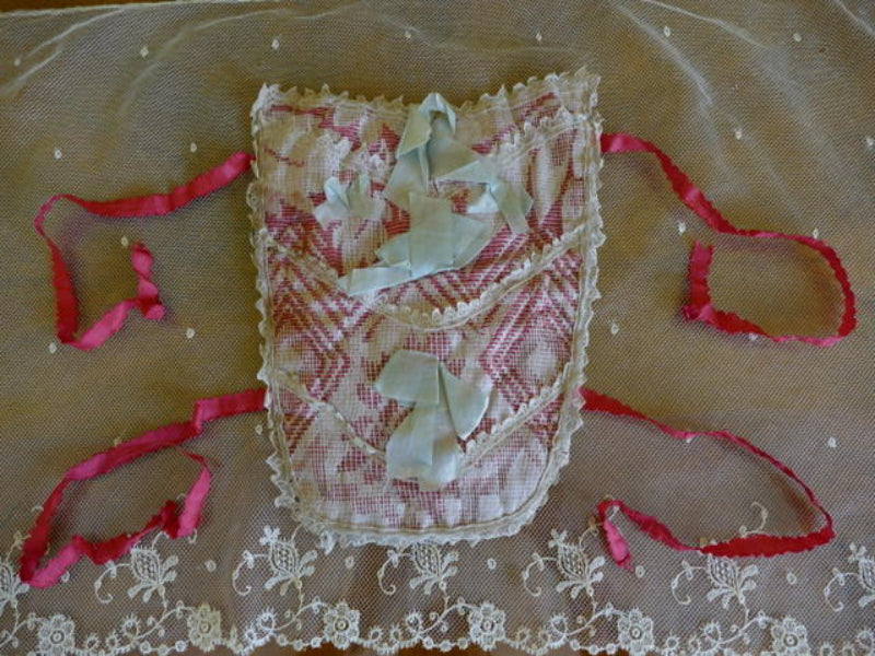 1840 German Biedermeier silk stomacher with decorative embroidery and structured front panel, antique dress accessory