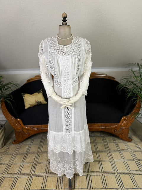 1913 American cotton lingerie summer dress with whitework embroidery, lace inserts and airy Edwardian silhouette, antique gown