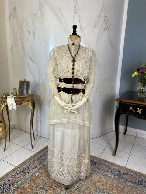 1911 Madame Agnes Unwin white cotton summer dress with lace inserts, high waistline and airy skirt, antique gown