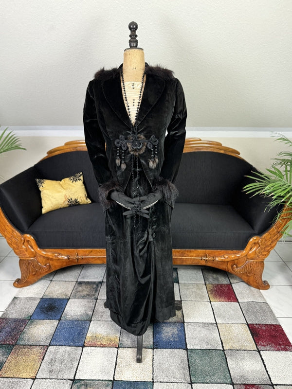 1912 American Edwardian walking dress in dark velvet with lace collar, long skirt and decorative buttons, antique gown