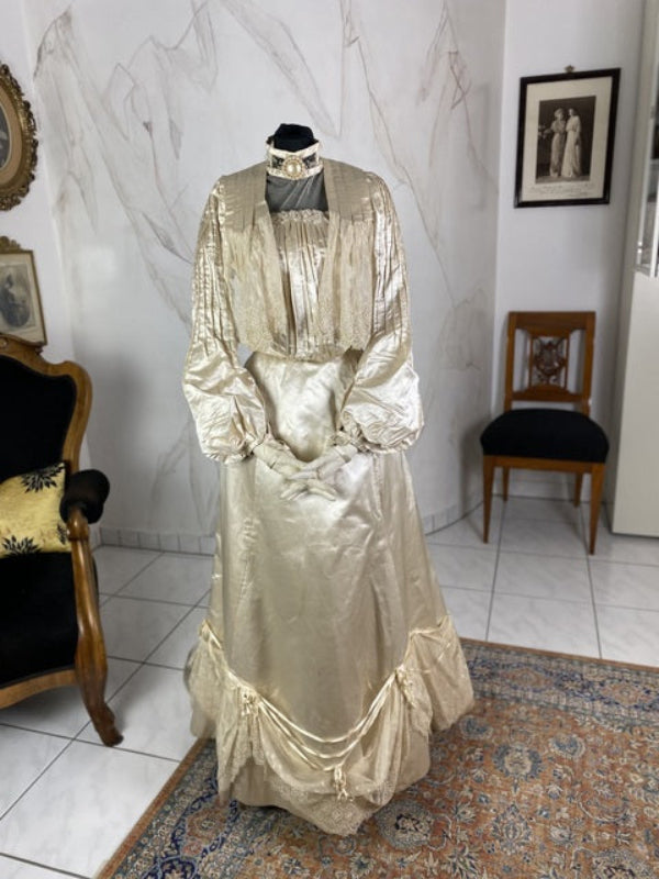 Antikes Hochzeitskleid aus Seide, ca. 1901