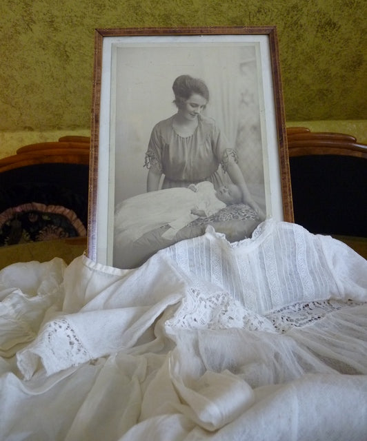 Taufkleid mit Originalfoto, England, ca. 1923 – Netz-Tüll & Spitze, Unterkleid aus Seide