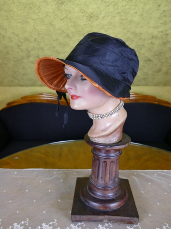 Schwarz-orangefarbene Glocke im Haubenstil, ca. 1926